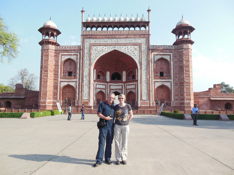 samen voor de toegang.jpg - En daar staan we dan, voor de toegangspoort van de Taj mahal.